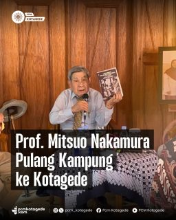 Prof. Mitsuo Nakamura, antropolog asal Jepang yang sudah lama meneliti dan dekat dengan kehidupan umat Islam di Kotagede, akhirnya kembali lagi ke tempat yang dulu pernah menjadi bagian penting perjalanannya.

Kedatangannya bukan sekedar kunjungan, melainkan sebuah perjalanan "pulang kampung" yang penuh makna, mengingatkan kita bahwa ilmu sejati bukan hanya untuk ditulis dan disimpan, tetapi juga untuk kembali kepada masyarakat yang menjadi sumbernya

_____
website : pcmkotagede.com
Facebook : Pcm Kotagede
Instagram : pcm_kotagede
X : Pcm kotagede
Youtube : PCM Kotagede

© Majelis Pustaka dan Informasi PCM Kotagede

#muhammadiyah #islam #berkemajuan #pcm #kotagede #mitsuonakamura #bulansabitdiataspohonberingin #yogyakarta #daerahistimewayogyakarta #2025
