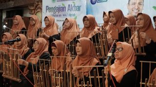 Sambut 1 Muharam 1447 H, PCM Kotagede Gaungkan Dakwah Kultural
-
PCM Kotagede
-
Kegiatan ini merupakan agenda tahunan yang rutin digelar sebagai wujud dakwah kultural yang memperkuat ukhuwah dan membumikan semangat hijrah dalam kehidupan masyarakat. Pemateri pengajian oleh ust Salim A Fillah dan dibuka dengan penampilan dari grup shalawat Purbo Makutho dan kelompok angklung Gema Mekar Surya (Gemas) dari Pimpinan Ranting ‘Aisyiyah Jagalan.
-
@lpcr.muhammadiyah 
#LombaEsaiFotoCRM2025 #CabangRantingMasjidAwards2025
#pcmkotagede
#kotagede
#muhammadiyah