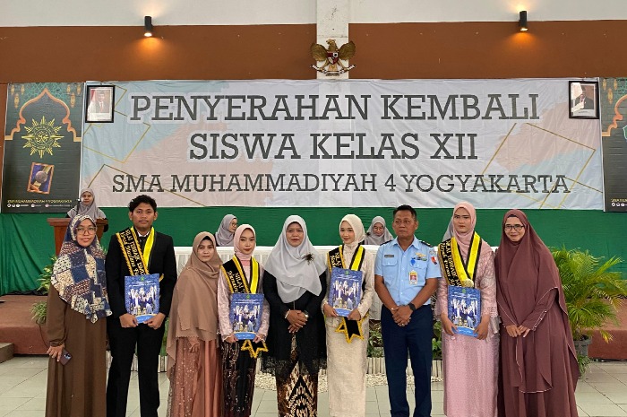 Foto bersama siswa dan kepala SMA Muhammadiyah 4 Yogyakarta, saat penyerahan kembali siswa di UTDI Yogyakarta