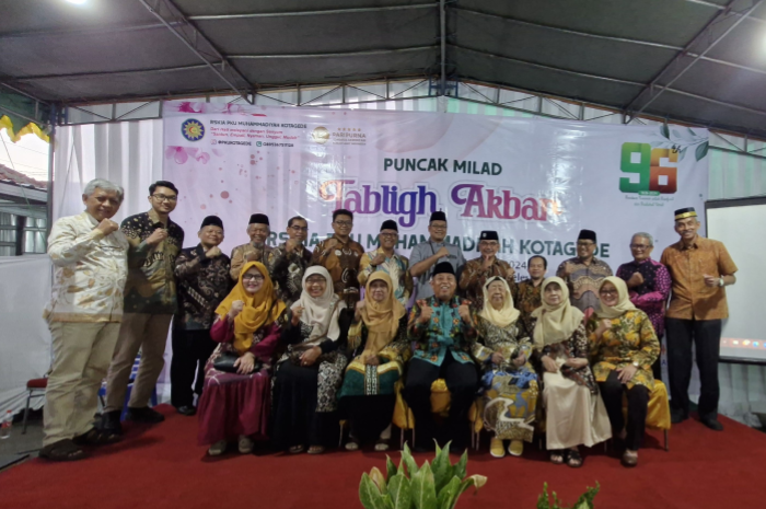 Foto bersama jajaran pengurus PCM Kotagede, PKU Muhammadiyah kotagede dan dr. Agus Taufiqurrahman, M.Kes., Sp.S. Ketua PP Muhammadiyah