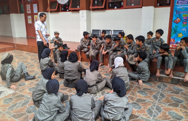 Kegiatan siswa Praja Kota Yunior (Jatayu) dan Satpol PP Kota Yogyakarta di halaman SD Muhammadiyah Kleco