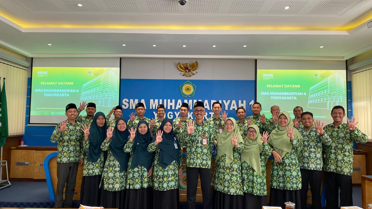 Foto Kepala Sekolah (Tengah Depan), Wakil Kepala Bidang, Koordinator Bidang, Kepala Tata Usaha, Bendahara, dan Pustakawan