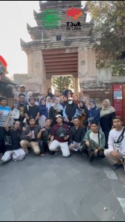 Wisata Kampung Muhammadiyah Kotagede
-
Melalui pengalaman walking tour atau tur jalan kaki, kita akan mengenal Kotagede lebih dekat. Mengetahui bagaimana kerajaan Mataram bisa berdiri di sini, lantas berubah jadi kota dengan industri kerajinan yang hidup di masa kolonialisme Belanda.

Periode pergerakan nasional yang muncul di awal abad 20 juga ikut membentuk wajah Kotagede dan masyarakatnya, melalui perkumpulan seperti Syarekatul Mubtadi, Muhammadiyah, Sarekat Islam.

Tiap masa ini meninggalkan situs-situs penting yang bisa dikunjungi untuk melihat kembali jejak perkembangan peradaban di Kotagede.
-
#pcmkotagede #kotagede #muhammadiyah #tourdecara #walkingtour #susurkampung