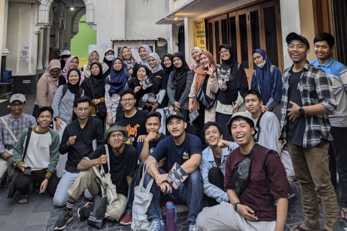 Peserta dari PM dan NA Kotagede Foto Bersama didepan Masjid Perak Kotagede